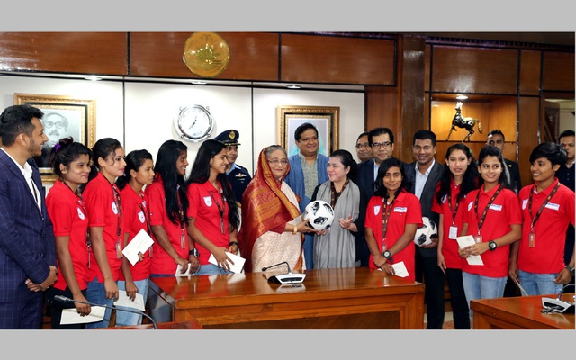 প্রধানমন্ত্রী সাফ চ্যাম্পিয়ন নারী ফুটবলারদের পুরস্কৃত করেছেন