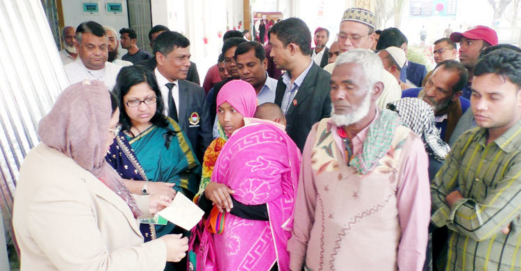 জেলা প্রশাসন চকবাজারে নিহত তিন তরুণের পাশে